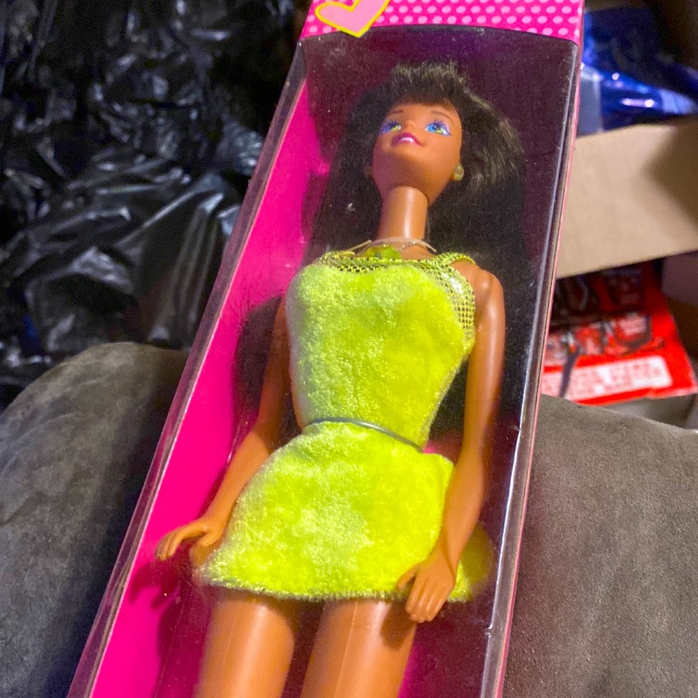 New vintage Sweetheart brown hair Barbie 1997 NIB